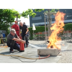 Brandbekämpfung mit Feuerlöscher. Weiterbildung Feuerlöschtraining, Löschtraining - 4