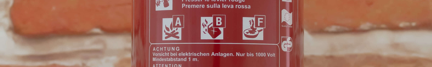 Feuerlöscher mit Brandklassen-Beschriftungen